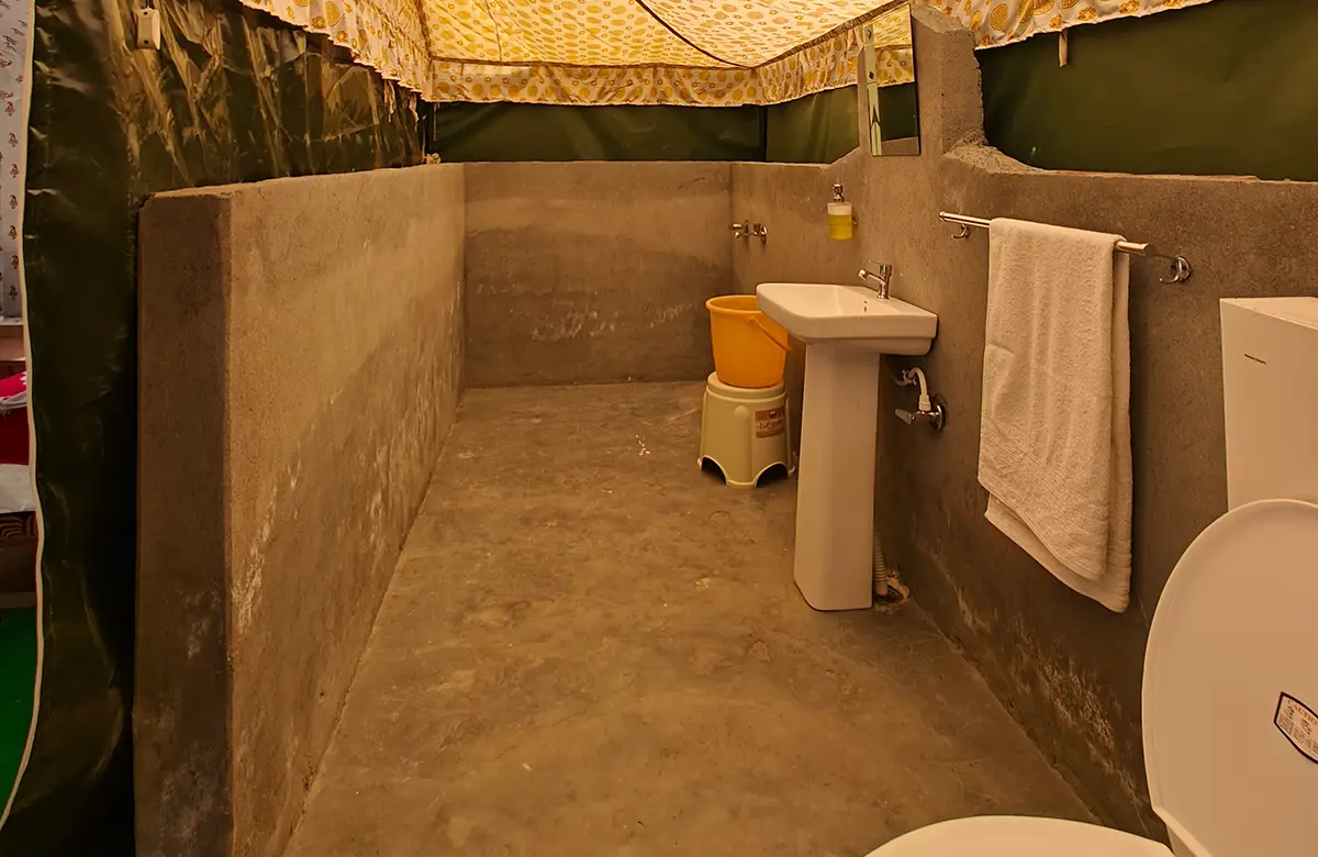 bathroom-executive-swiss-tent-chitkul