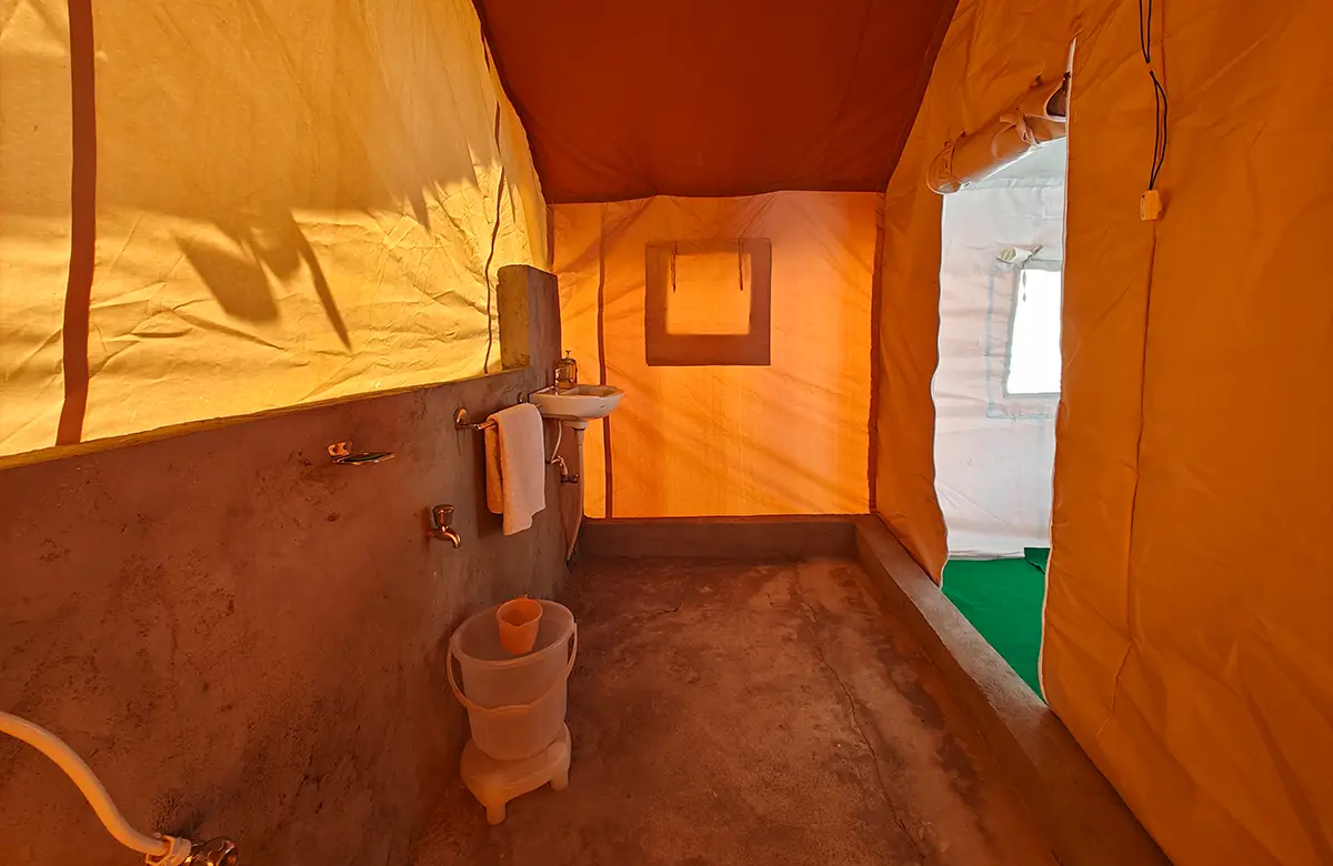 bathroom-of-deluxe-swiss-tent