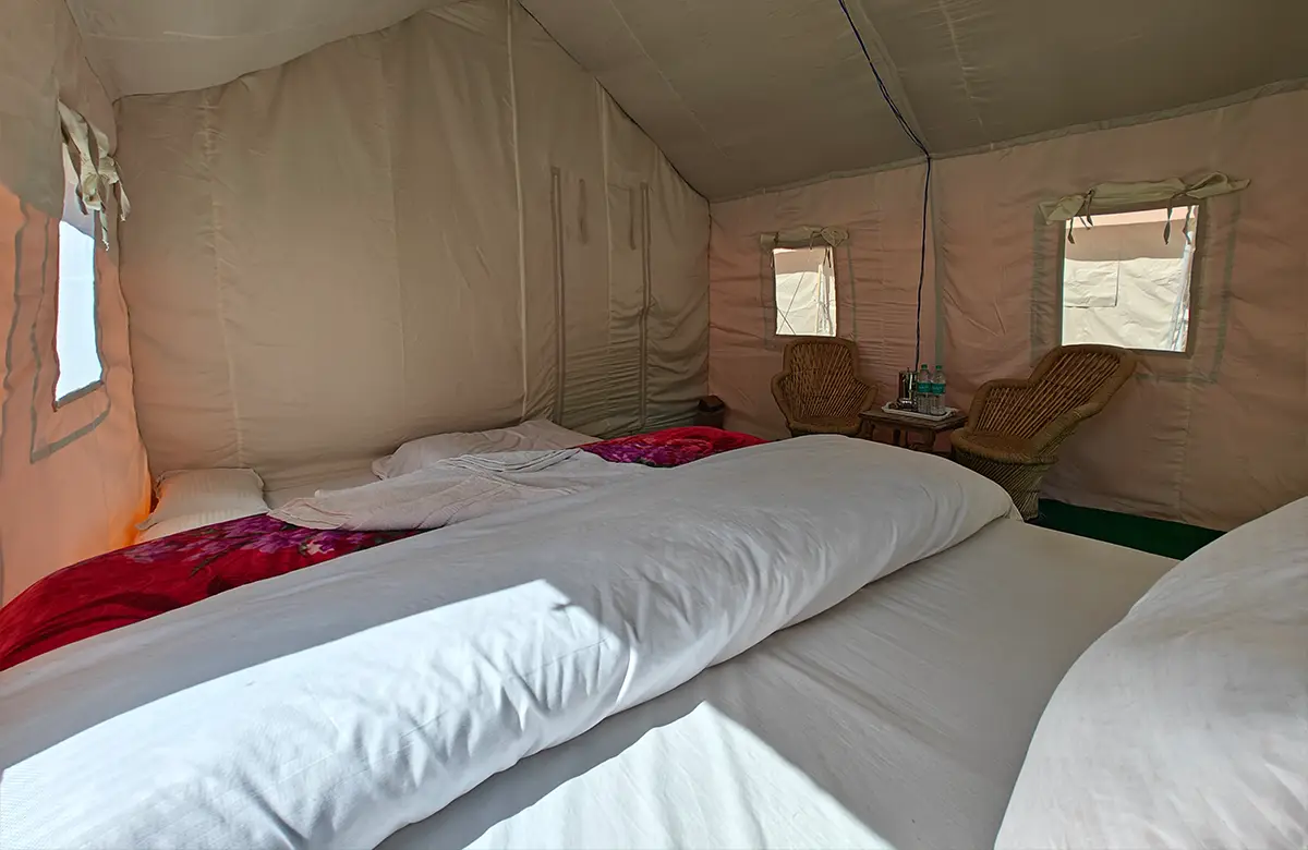 deluxe-swiss-tent-with-extra-bed