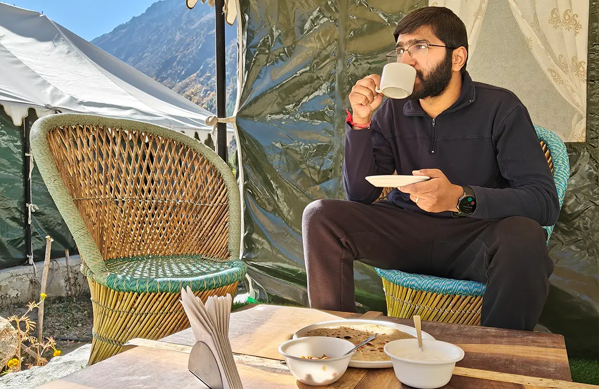 guest-enjoying-breakfast-at-ibex-camps-chitkul