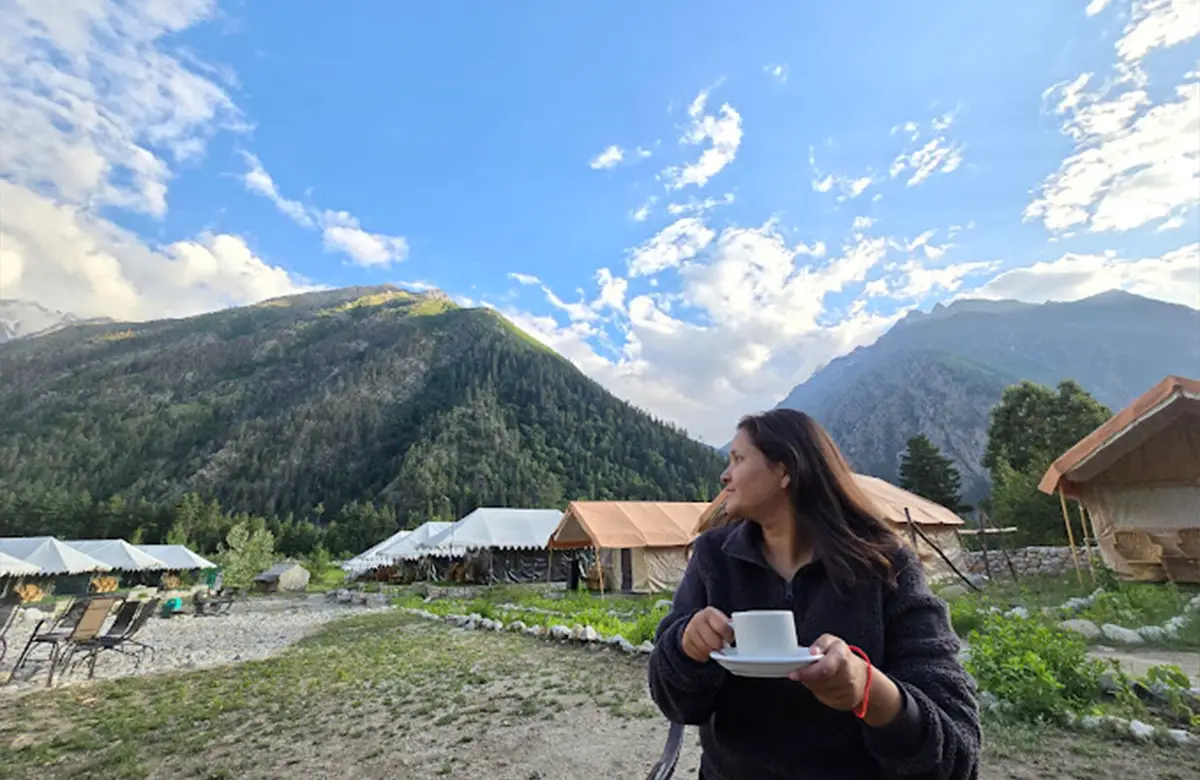 guest-enjoying-hot-tea-at-ibex-camps-chitkul