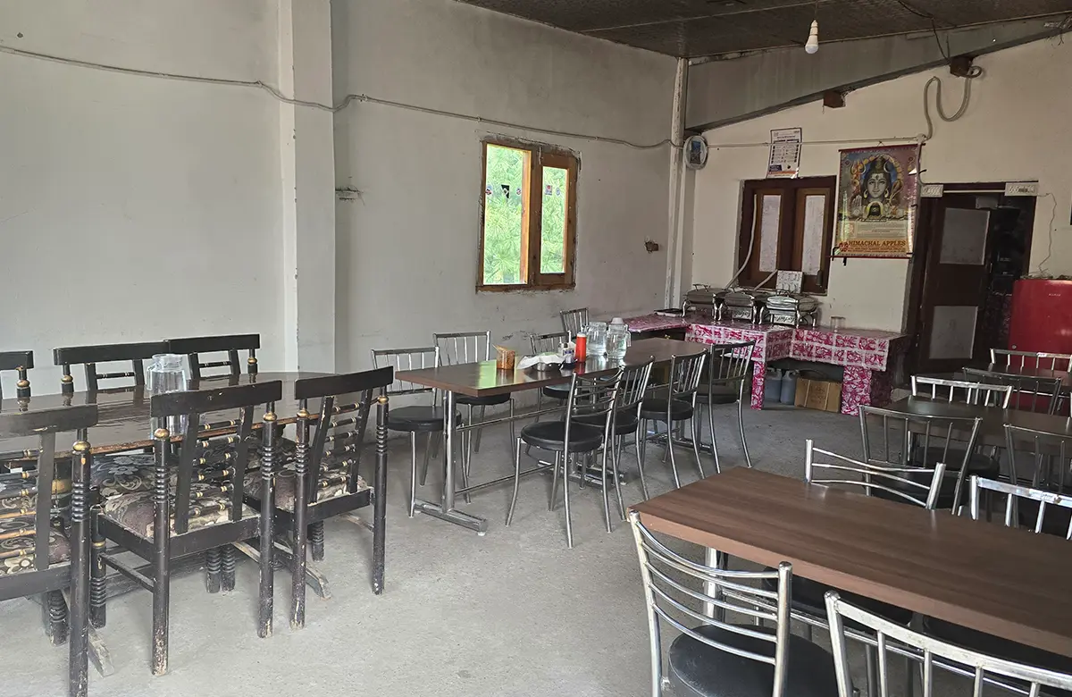 indoor-dining-area-at-ibex-camps-chitkul