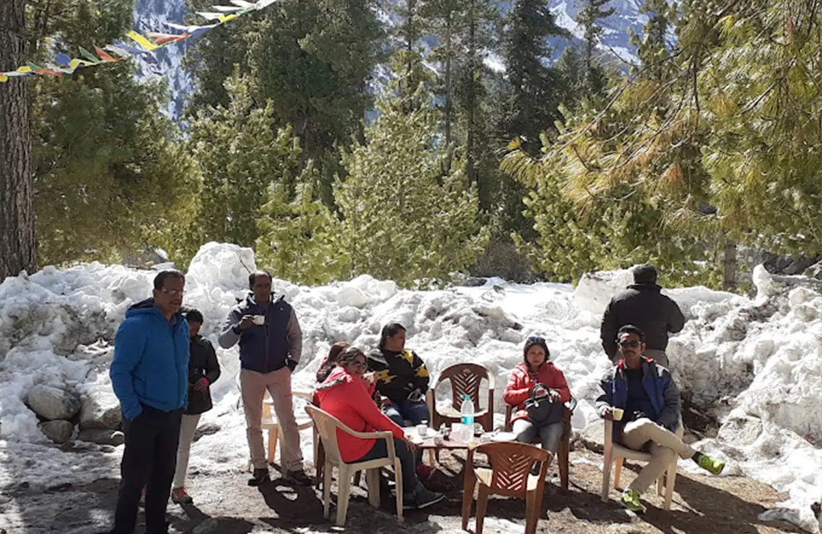 outdoor-dining-during-winters-at-ibex-camps-chitkul-sangla